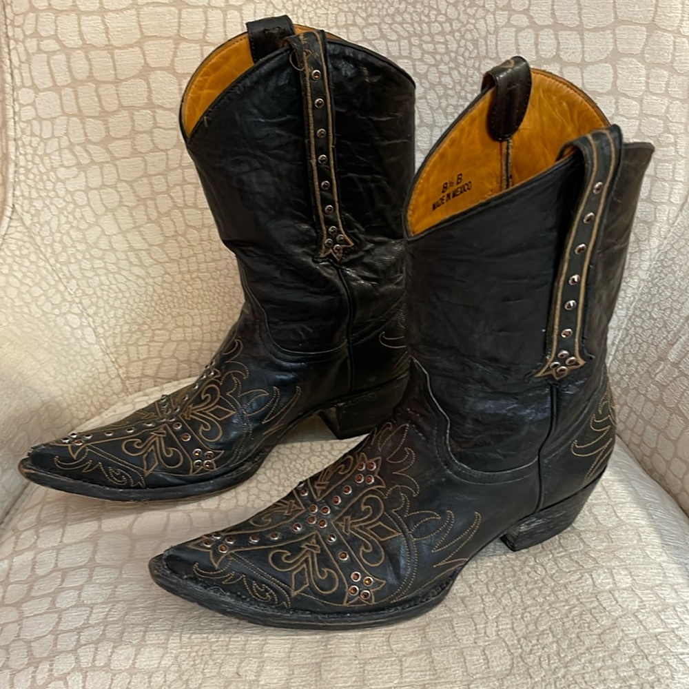Black leather old Gringo size 8 1/2 boots with cross and rhinestone studs
